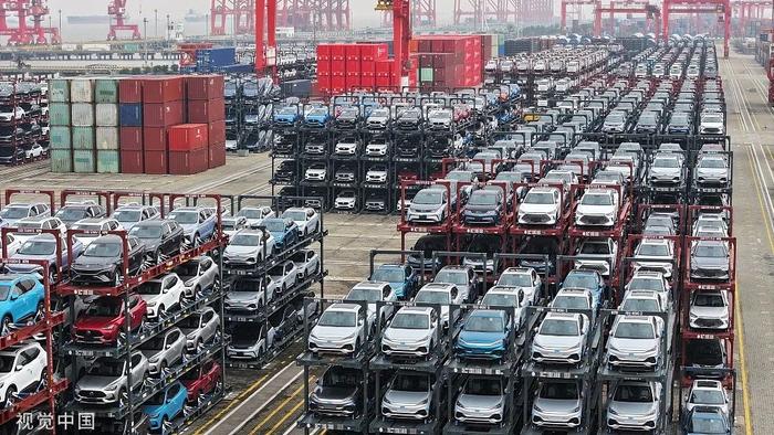 2023年12月13日，苏州港太仓港区国际集装箱码头，即将出口的新能源汽车 图自视觉中国
