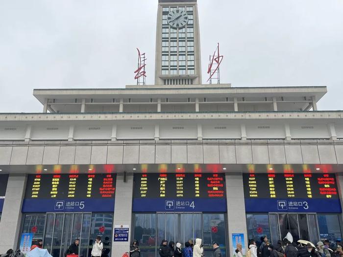 冻雨暴雪中的返乡“囧途”：有列车晚点17小时，旅客通宵候车