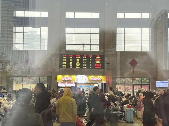 冻雨暴雪中的返乡“囧途”：有列车晚点17小时，旅客通宵候车