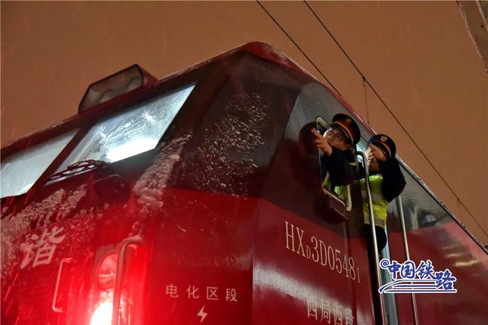 线上买火车票显示无余票，但自助售票机有票？12306解答