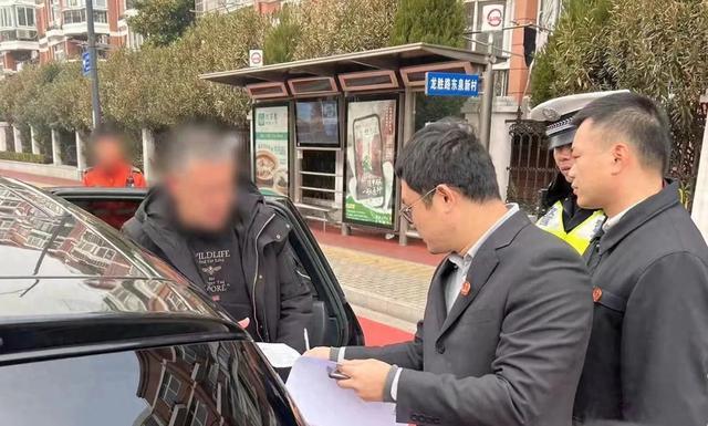 公司老板“开着奔驰欠着钱”，被上海法官路面拦停并扣车