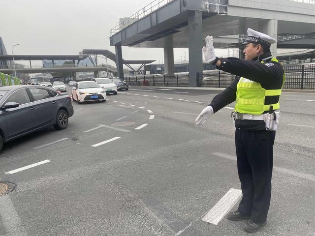 虹桥枢纽每日到发旅客数超40万人次，上海警方多举措疏导