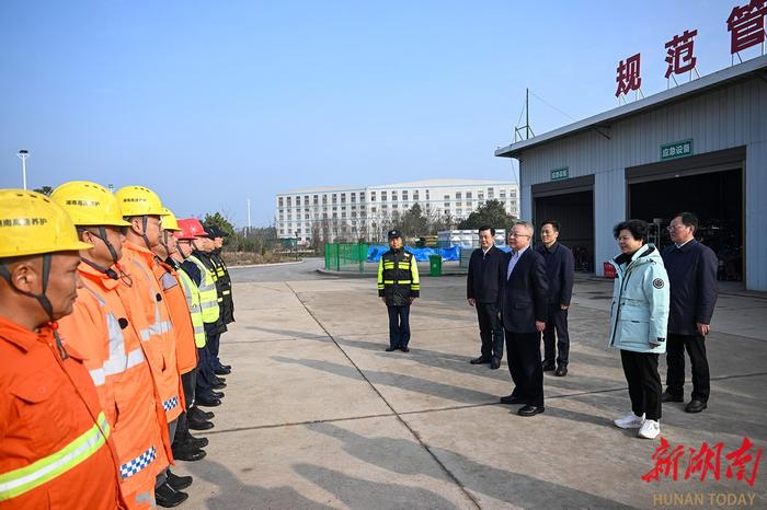 沈晓明检查城市运行并看望慰问坚守岗位的一线工作者