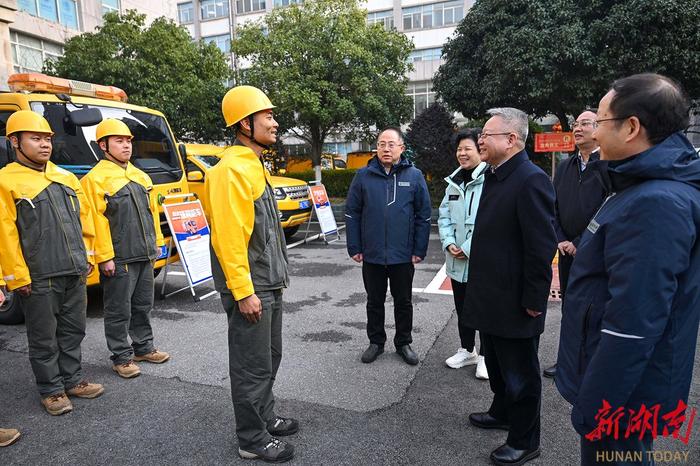 沈晓明检查城市运行并看望慰问坚守岗位的一线工作者