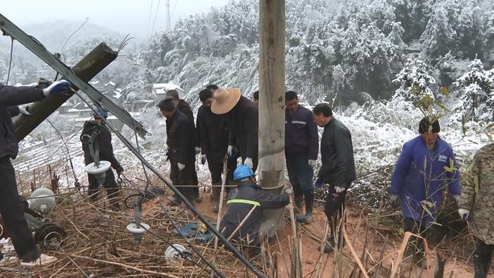 恶劣天气导致湖北罗田多个乡镇停电，当地加紧抢修力争除夕全部恢复