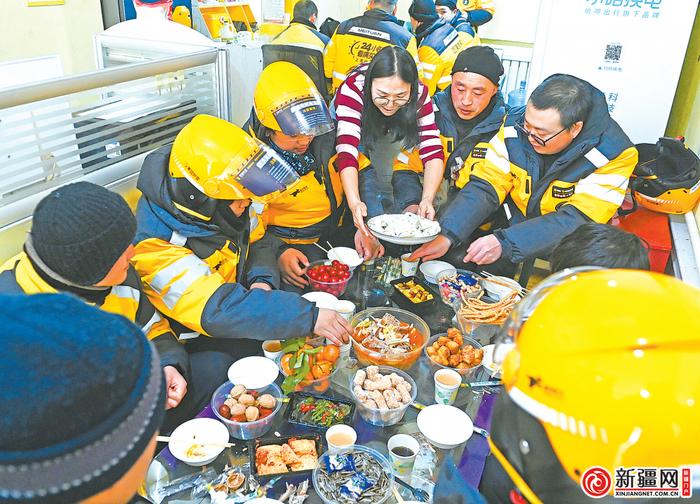 爱心年夜饭传递乌鲁木齐温度——和户外工作者一起感受“情浓除夕爱满全城”