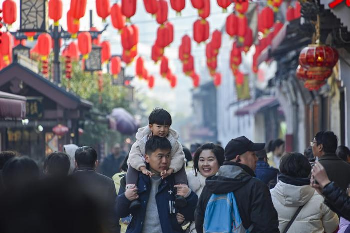 2024年2月10日，夏历新年大年头一，很多市民搭客前来杭州南宋御街感触感染浓浓的的年味儿。 IC 图
