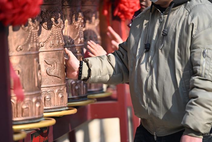 2024年2月10日,众多市民来到沈阳皇寺抢烧第一炷香,转经筒、敲龙鼓,祈福纳新,祝福祖国国泰民安、人民生活幸福祥和。