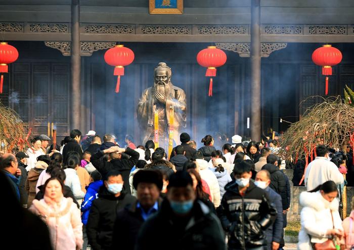 2024年2月10日,江苏淮安,当日大年初一,市民在清江文庙焚香祈愿。