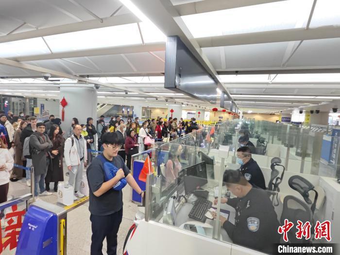 中新签证互免首日 166名中国游客从昆明飞往新加坡