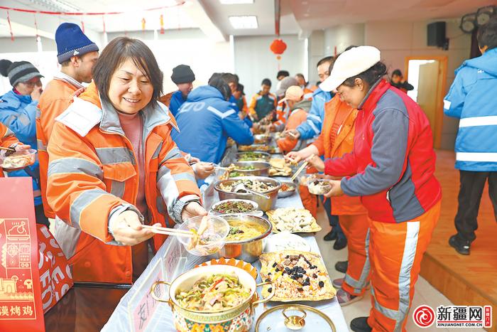 爱心年夜饭传递乌鲁木齐温度——和户外工作者一起感受“情浓除夕爱满全城”