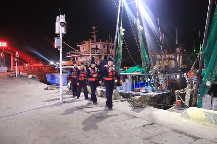 海南新盈海岸民警春节为渔民守船，24小时轮流到岗值班