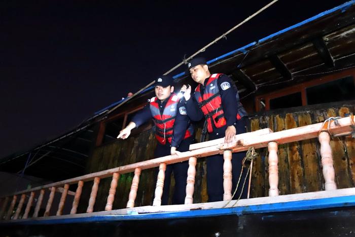 海南新盈海岸民警春节为渔民守船，24小时轮流到岗值班