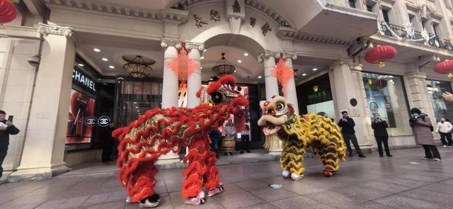 上海南京路步行街年味浓，多个商家今起提前恢复正常营业