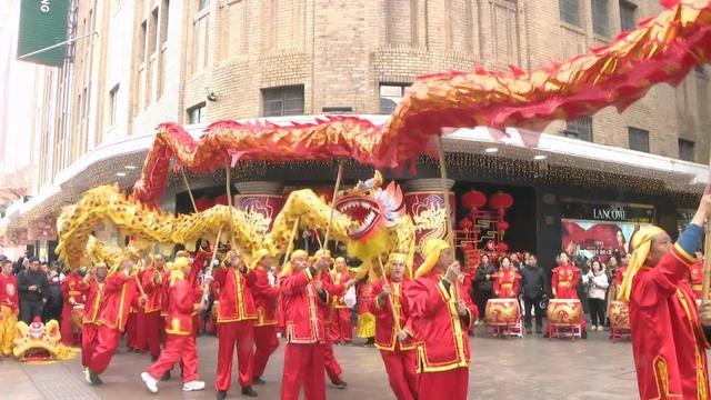 上海南京路步行街年味浓，多个商家今起提前恢复正常营业