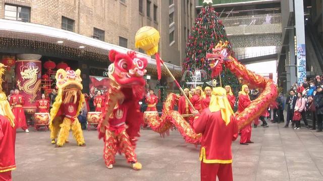 上海南京路步行街年味浓，多个商家今起提前恢复正常营业