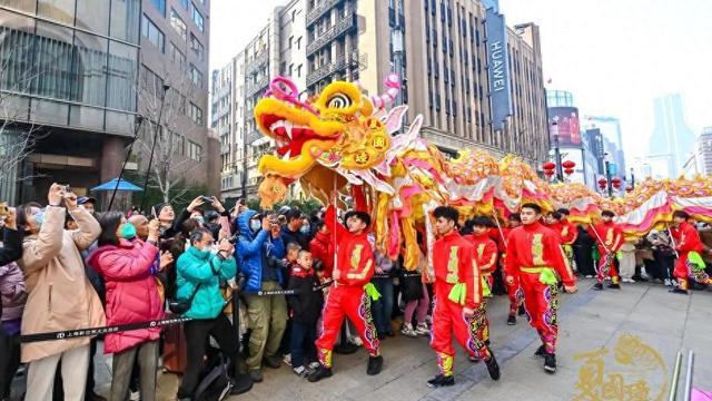 上海南京路步行街年味浓，多个商家今起提前恢复正常营业