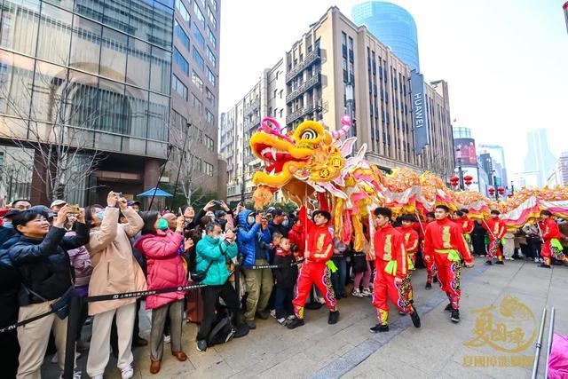 上海南京路步行街年味浓，多个商家今起提前恢复正常营业