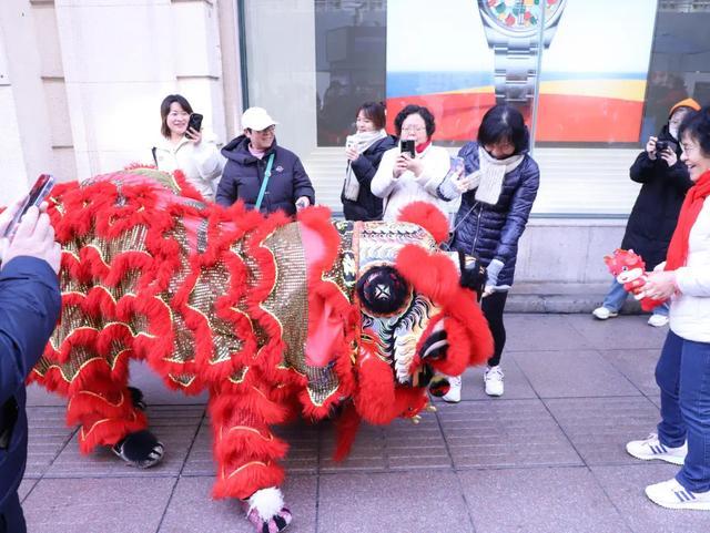 上海南京路步行街年味浓，多个商家今起提前恢复正常营业