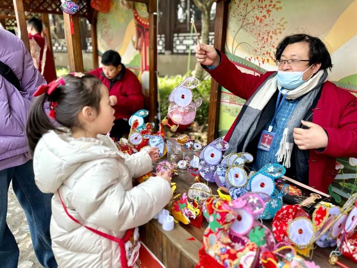 龙出没，花神戳......上海这座500多岁的古典园林天天游客过万