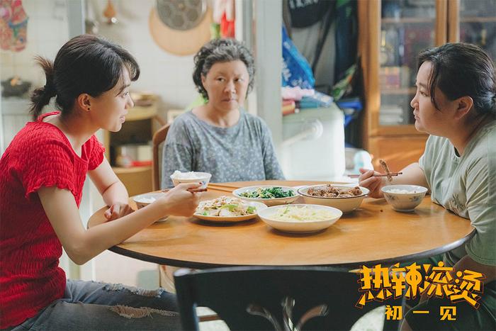 乐丹(张小斐 饰)与乐莹(贾玲 饰)争吵
