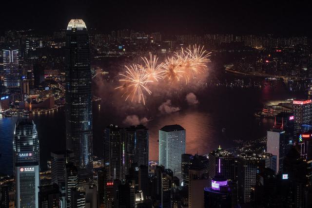 龙腾四海｜香港2万3千余发烟花绚烂，祈愿“龙年新传奇”