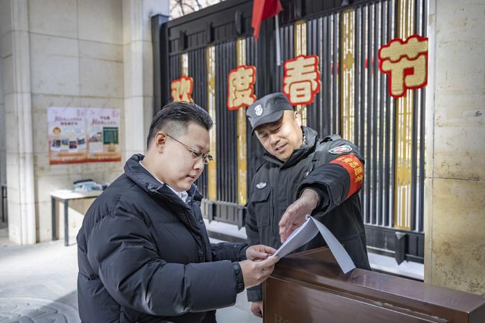 值守中的除夕夜：小夫妻同是物业人，在各自岗位守护万家灯火平安