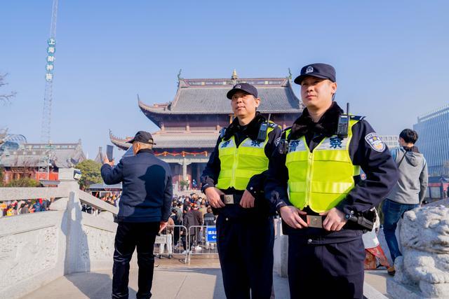 上海财神庙迎来大客流，警方增派警力维护秩序