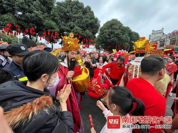 为“迎财神”有多拼？凌晨3点，杭州灵顺寺人人人人人