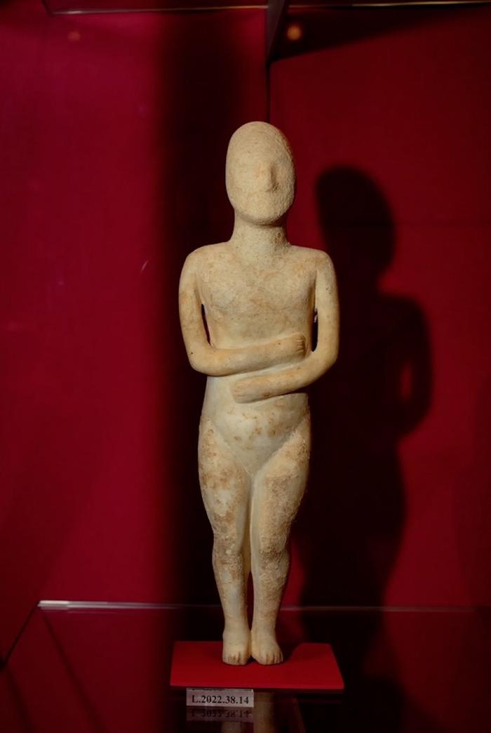 约公元前3200年-公元前2700年的一件早期大理石女性雕像