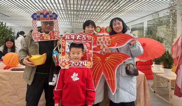 花开富贵庆新春 市民在世界花卉大观园赏花祈福过大年