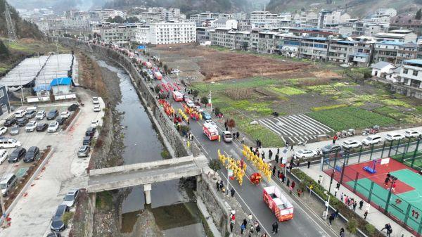 湖北省竹山县竹坪乡：举行春节巡游纳福活动 丰富居民精神文化生活