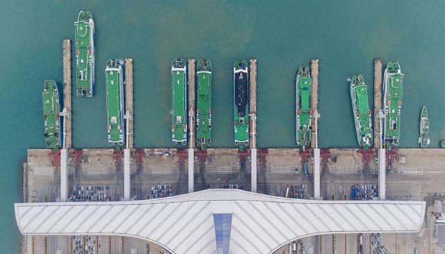 多图直击｜海口三港满负荷运转：小汽车排长龙等待出岛