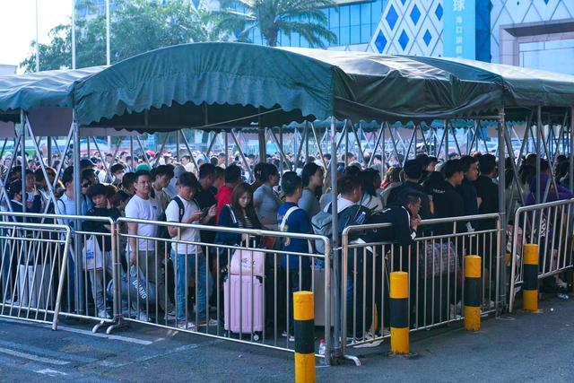 多图直击｜海口三港满负荷运转：小汽车排长龙等待出岛