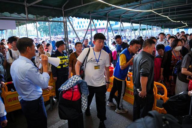 多图直击｜海口三港满负荷运转：小汽车排长龙等待出岛