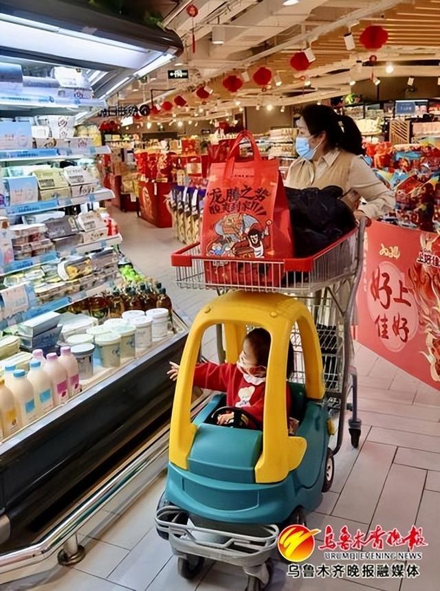 春节新疆消费市场活力满满 94家重点监测零售餐饮企业销售额4.44亿元