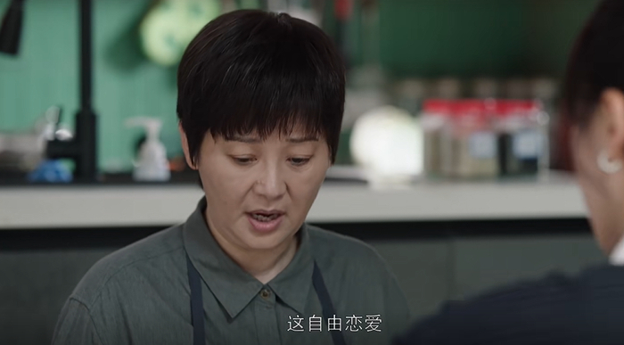 看不顺眼,妈妈一剪子把三十岁女儿变齐刘海