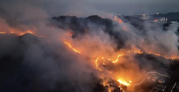 贵州毕节山火已基本控制，当地镇政府：正在调查起火原因