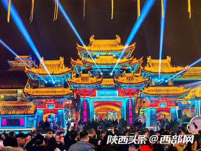 网友:太美了！像刘姥姥进了大观园 2024年周至水街新春灯会迎四方游客