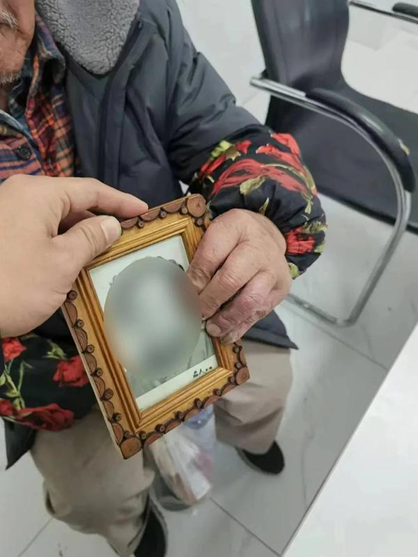 98岁阿尔茨海默症老人携亡妻照片散步20余公里，在隧道内被民警发现