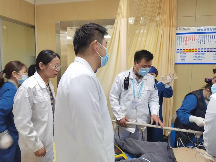 旅客突发心脏骤停，杭州萧山机场医护人员20分钟紧急救援