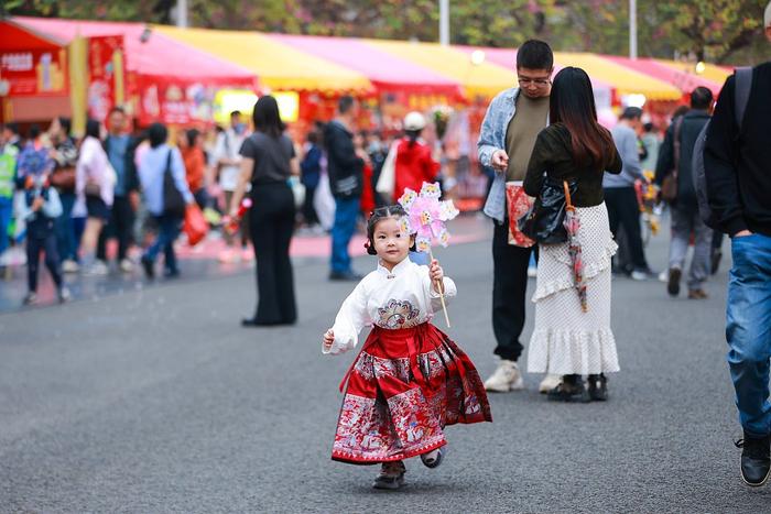 工人日报社评：“国潮奔涌的春节”是对传统文化的致敬与守望