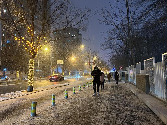 今夜北京降雪还会增强，预计明天早高峰有积雪，交通出行注意安全