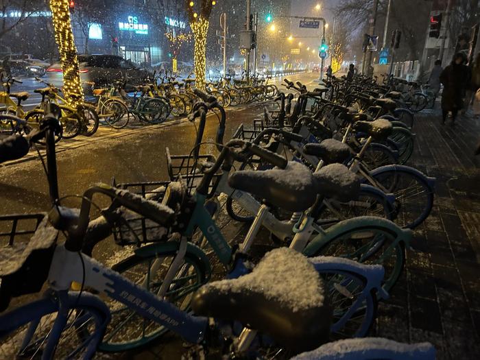 今夜北京降雪还会增强，预计明天早高峰有积雪，交通出行注意安全