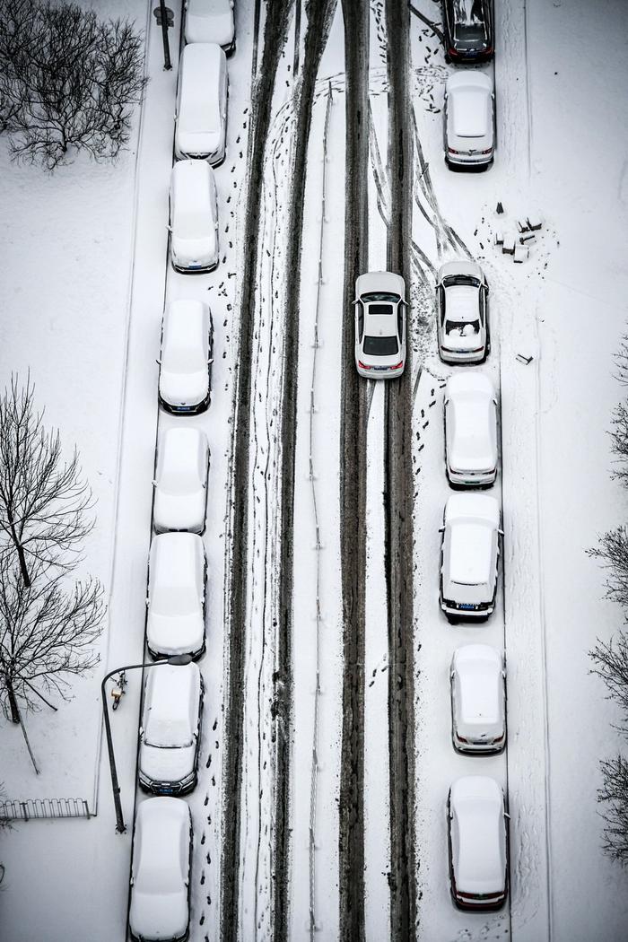 寒潮直击｜北京龙年首场降雪后，道路有积雪和结冰