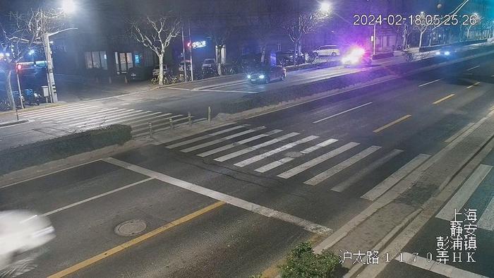 男子喝“断片”把车停在路中间睡觉，民警到场发现竟是无证驾驶