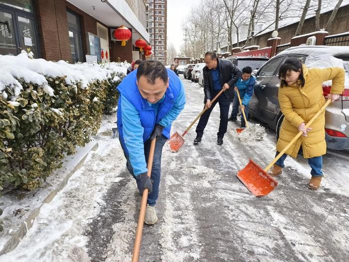 太平桥街道：龙年首雪兆丰年，扫雪除冰心相连