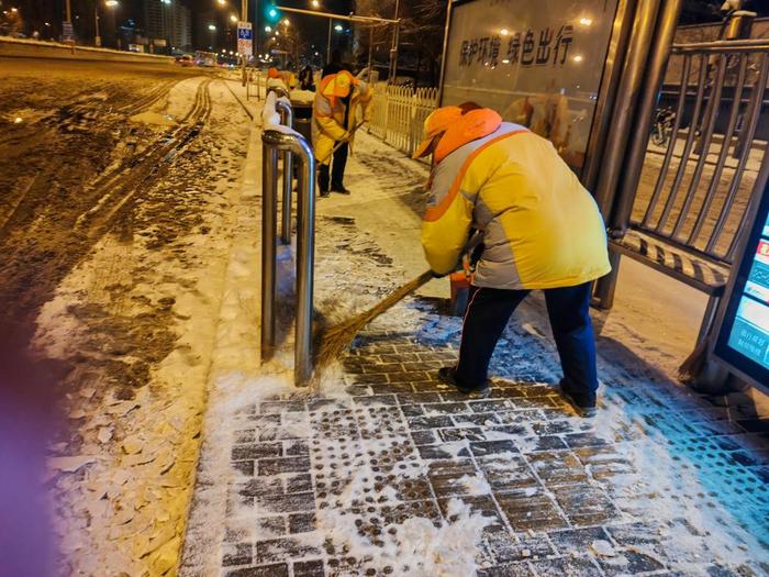 太平桥街道：龙年首雪兆丰年，扫雪除冰心相连