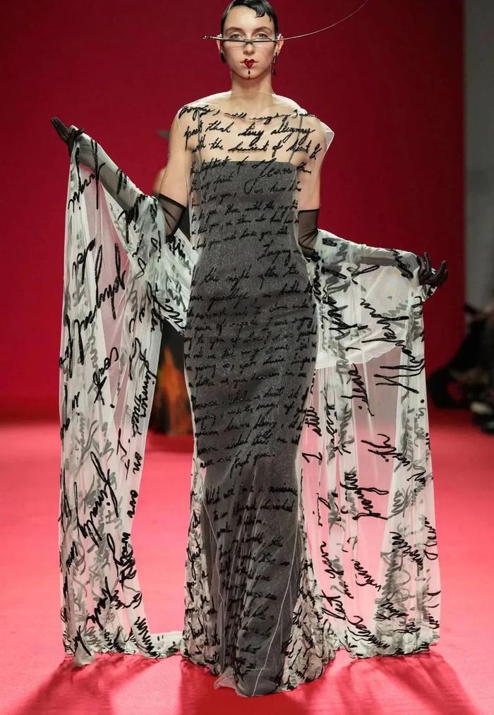 中式恐怖美学！中国设计师用“泣血新娘”，惊艳巴黎时尚圈！