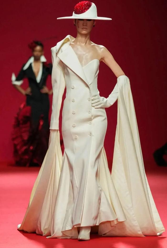 中式恐怖美学！中国设计师用“泣血新娘”，惊艳巴黎时尚圈！
